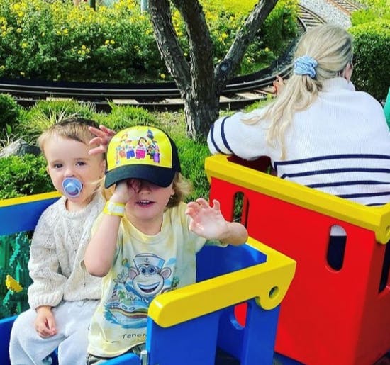 Dennis Knudsens sønner Lucas og Noah.