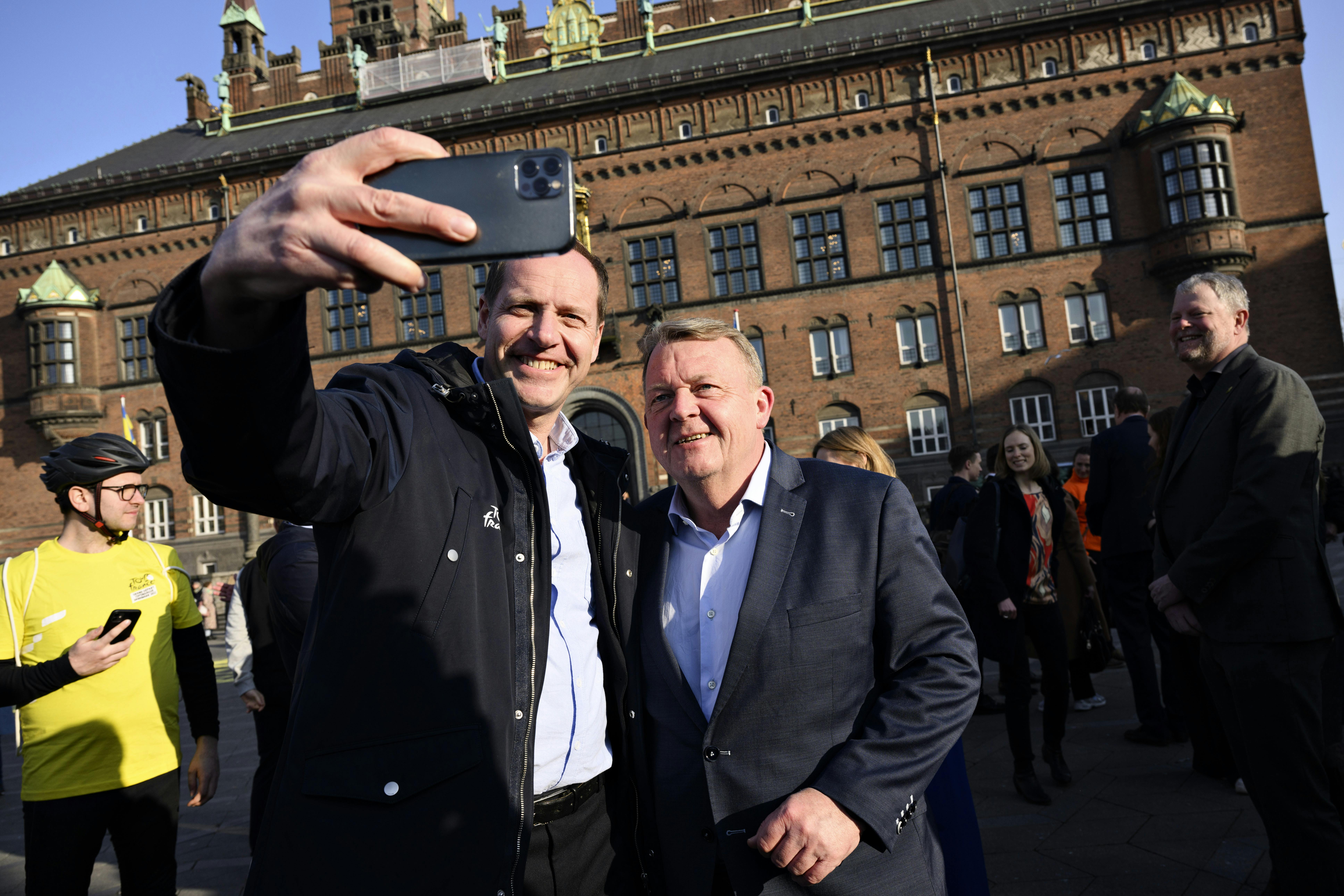 A.S.O.'s direktør Christian Prudhomme og Lars Løkke Rasmussen efter det officielle Tissot-nedtællingsur er blevet tændt og Grand Depart Trofæet er ankommet til Rådhuspladsen i København, onsdag den 23. marts 2022. Der er præcist 100 dage til, at Tour de France kommer til Danmark.. (Foto: Philip Davali/Ritzau Scanpix)