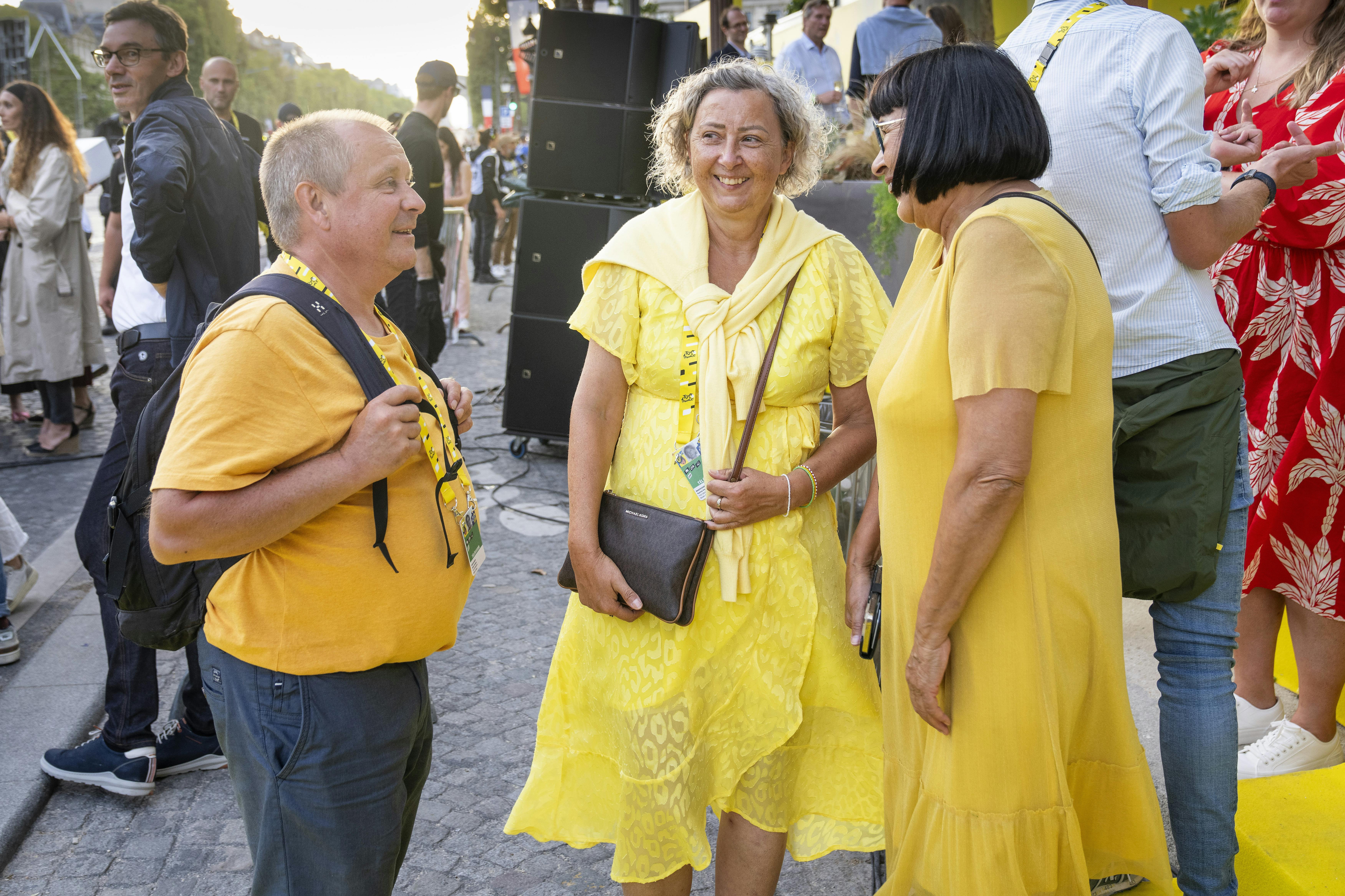 Svigermor Rosa taler med Jonas Vingegaards forældre Karina og Claus - Jonas Vingegaard vinder i suveræn stil Tour de France 2023 og hyldes som vinder i Paris søndag den 23. juli 2023. (Foto: Bo Amstrup/Ritzau Scanpix)