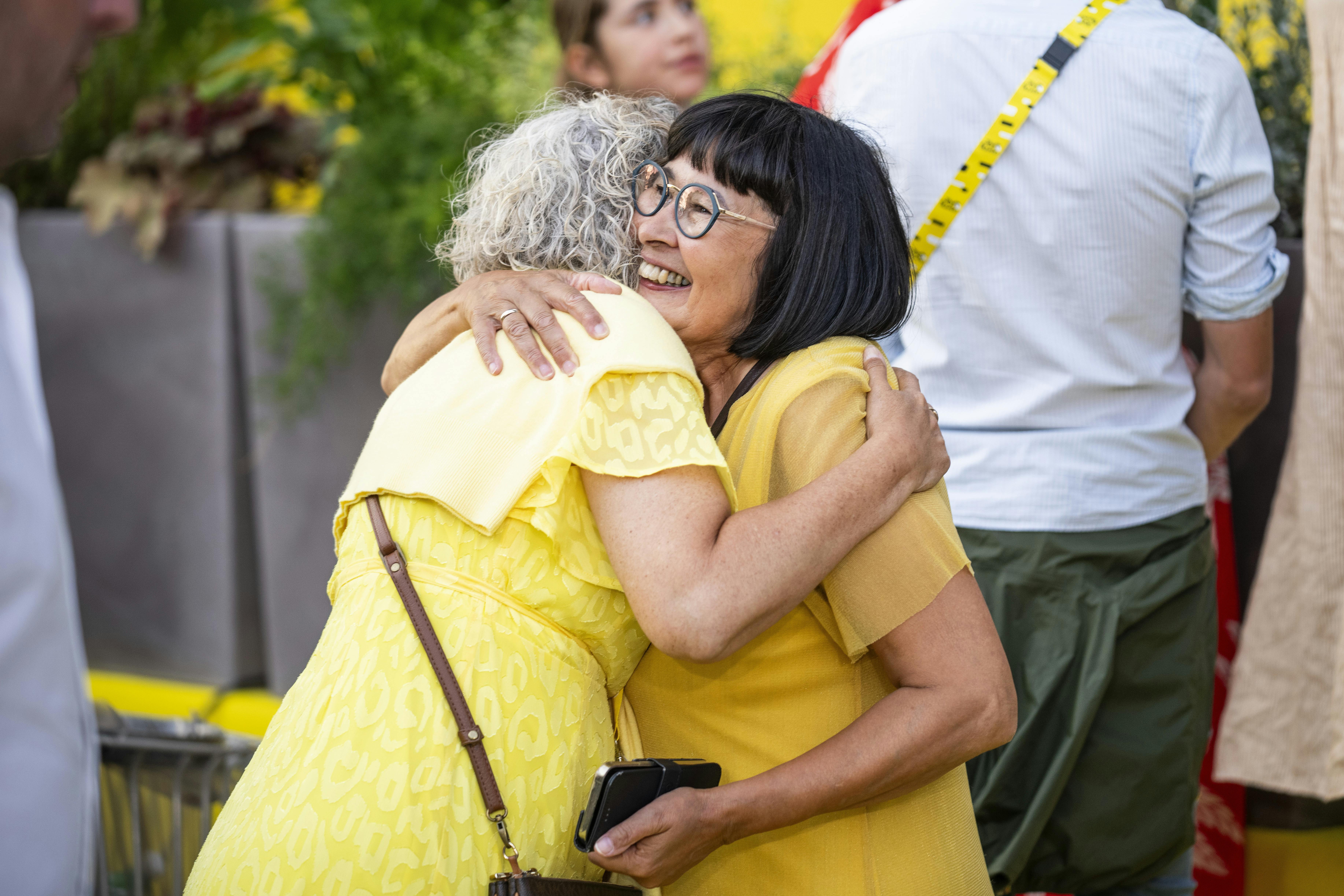 Kram fra svigermor Rosa til Jonas Vingegaards mor Karina - Jonas Vingegaard vinder i suveræn stil Tour de France 2023 og hyldes som vinder i Paris søndag den 23. juli 2023. (Foto: Bo Amstrup/Ritzau Scanpix)