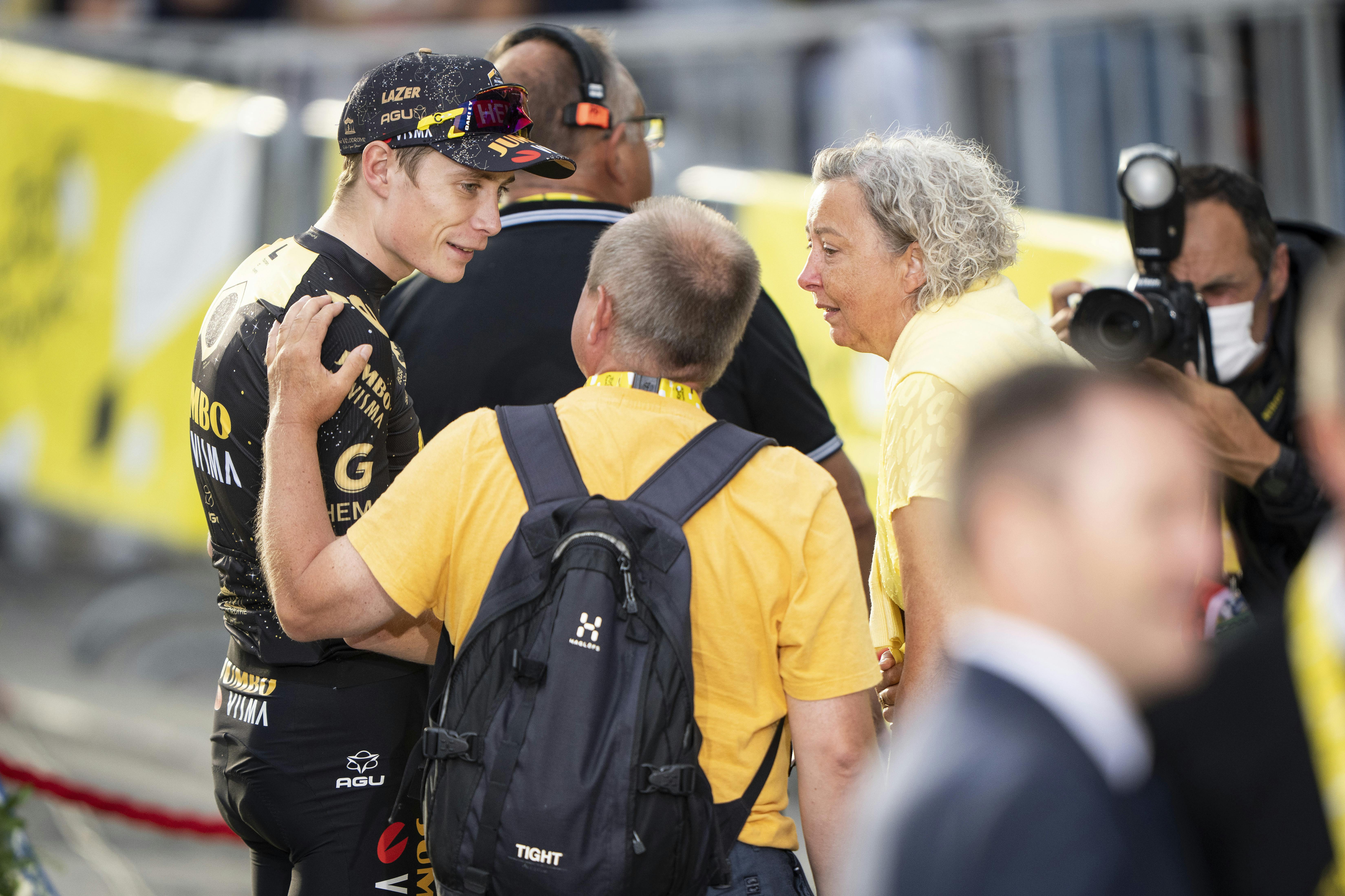 Jonas Vingegaard taler med sine forældre Karina og Claus efter at have vundet Tour de France 2023 og hyldet som vinder i Paris søndag den 23. juli 2023.. (Foto: Bo Amstrup/Ritzau Scanpix)