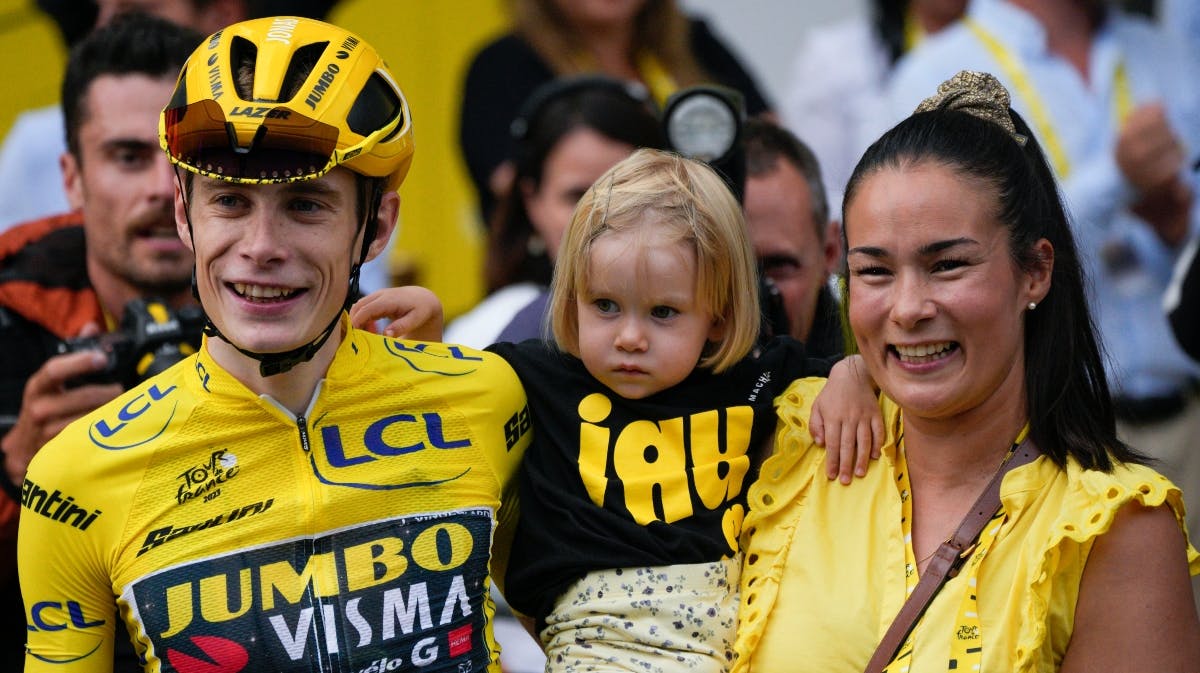 Jonas Vingegaard, Trine Marie Hansen og datteren Frida. 