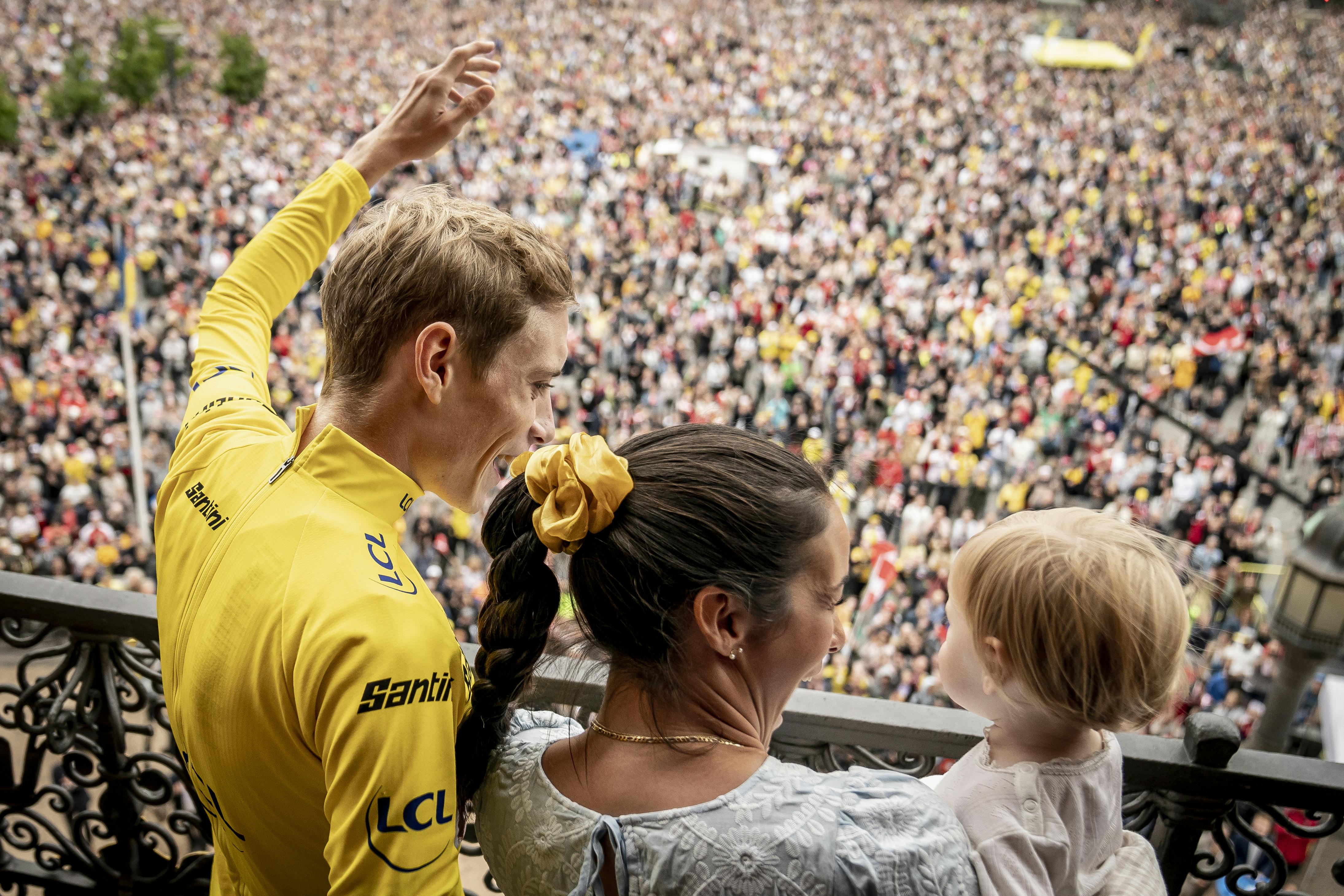 Jonas Vingegaard fejres på Københavns Rådhus sammen med sin kæreste Trine Marie Hansen og deres datter Frida, onsdag den 27. juli 2022. Jonas Vingegaard vandt Tour de France 2022 søndag.. (Foto: Mads Claus Rasmussen/Ritzau Scanpix)