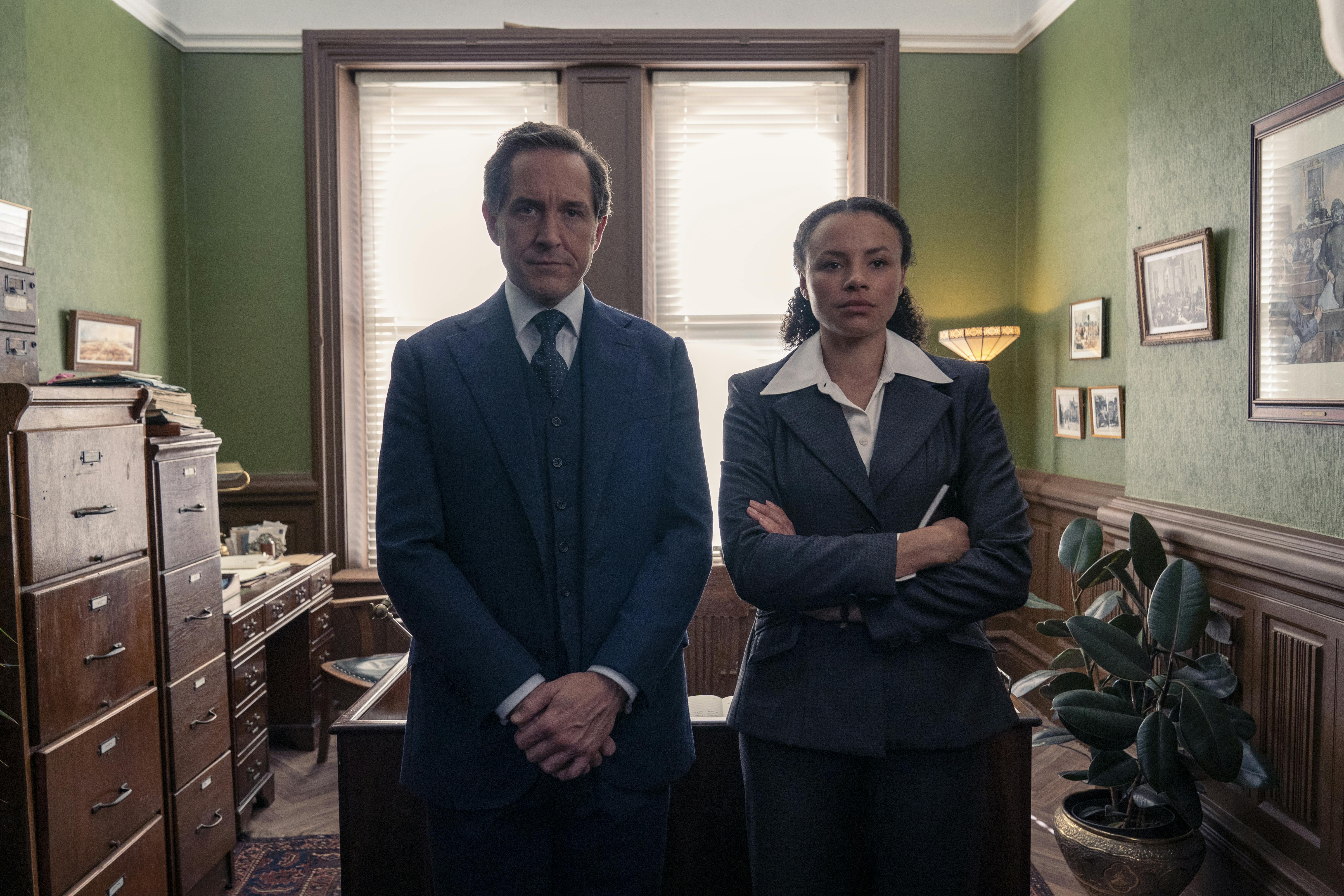 Dalgliesh (Bertie Carvel) og Kate Miskin (Carlyss Peer).