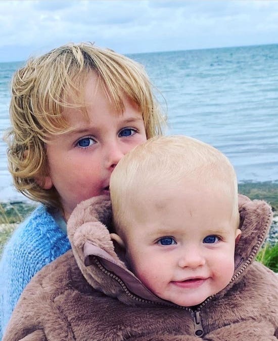 Lucas med lillesøster Aura.