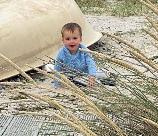 Noah hygger i sandet.