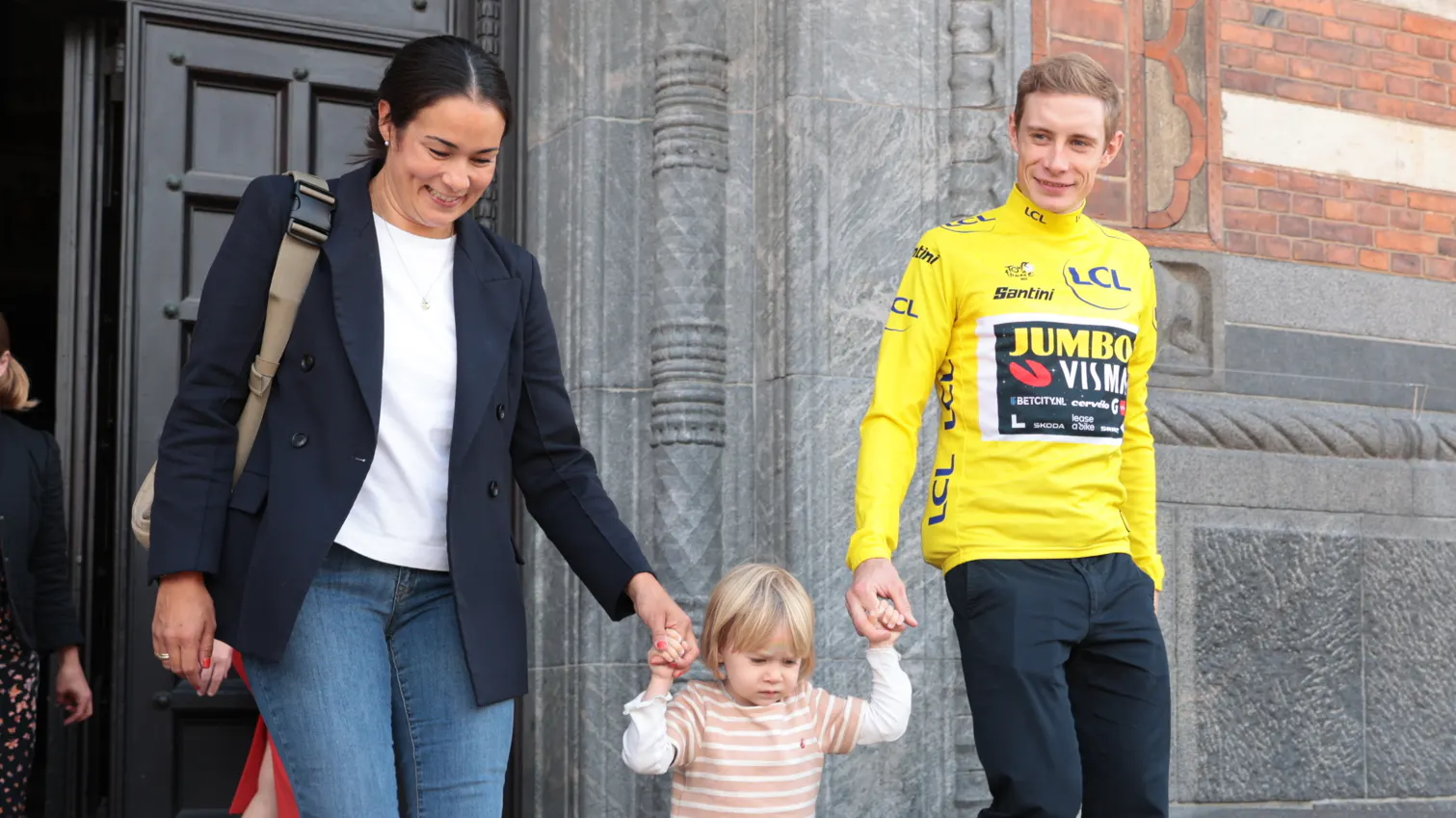 Helt bedårende: Lille Frida dansede rundt, mens Jonas Vingegaard holdt ...
