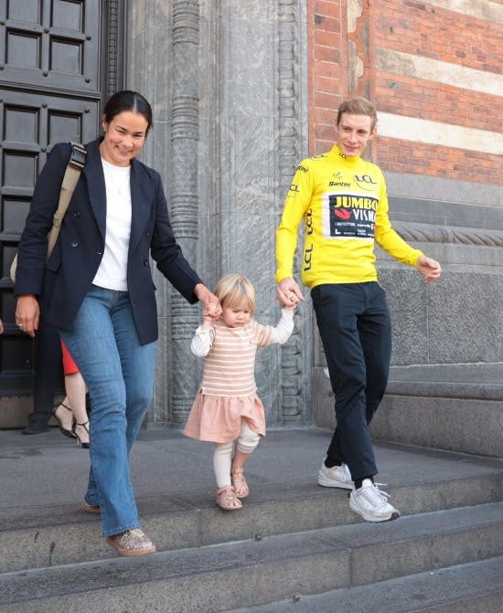 Jonas Vingegaard med fruen og datteren.