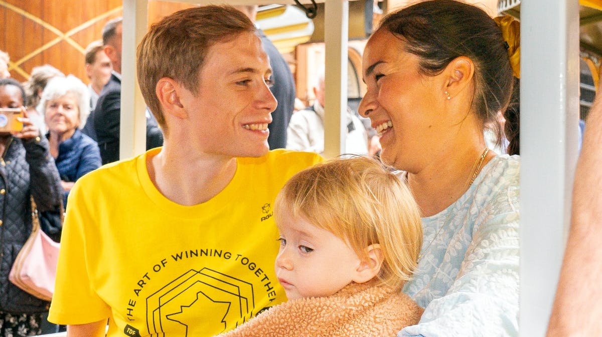 Jonas Vingegaard med Trine og Frida