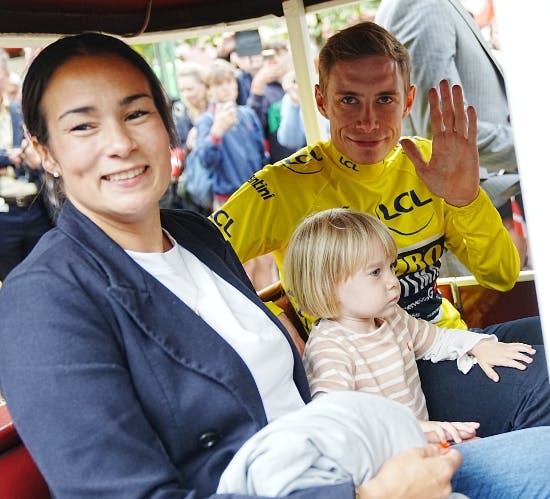 Jonas Vingegaard med fruen og datteren.