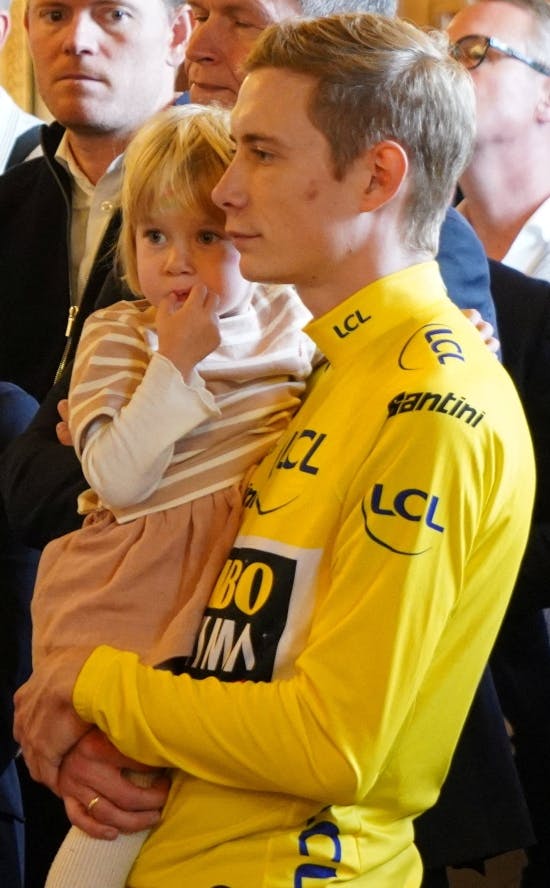 Jonas Vingegaard med datteren Frida.
