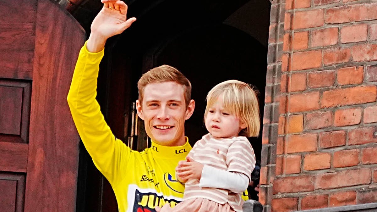 Jonas Vingegaard og datteren Frida.