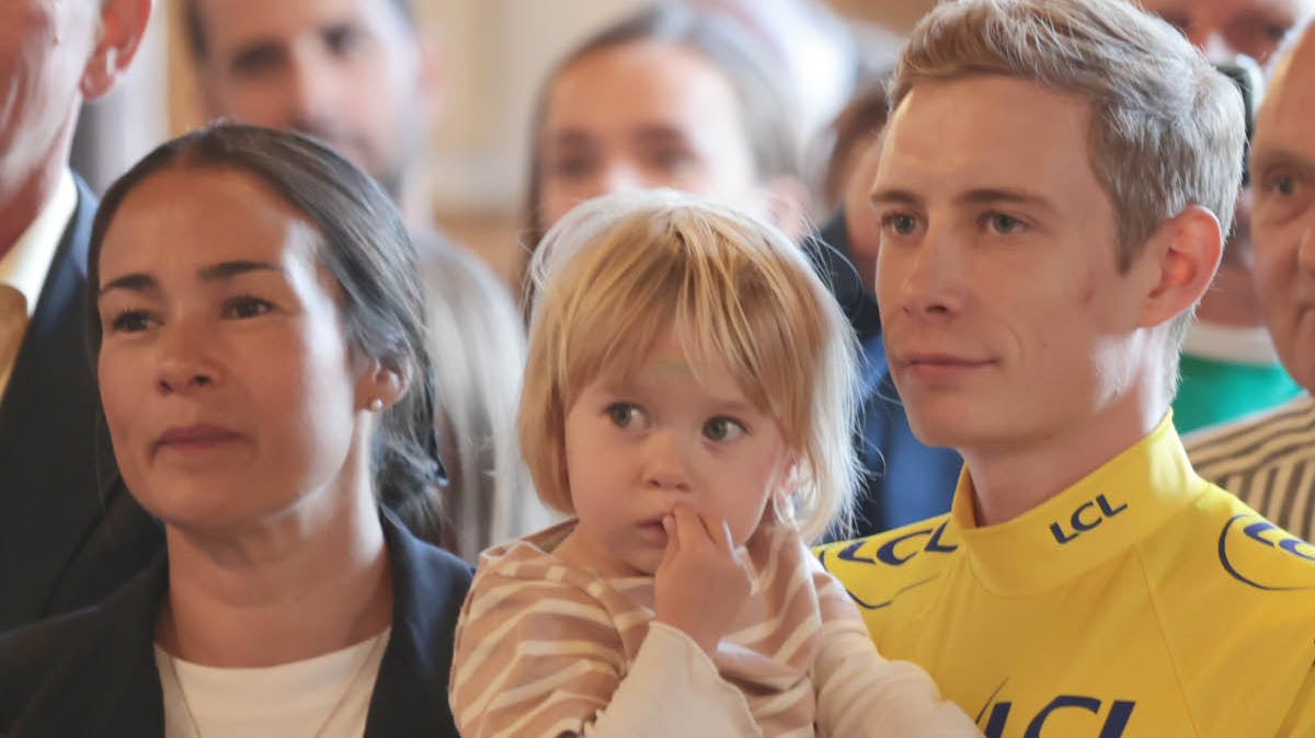 Jonas Vingegaard med Trine og Frida. 