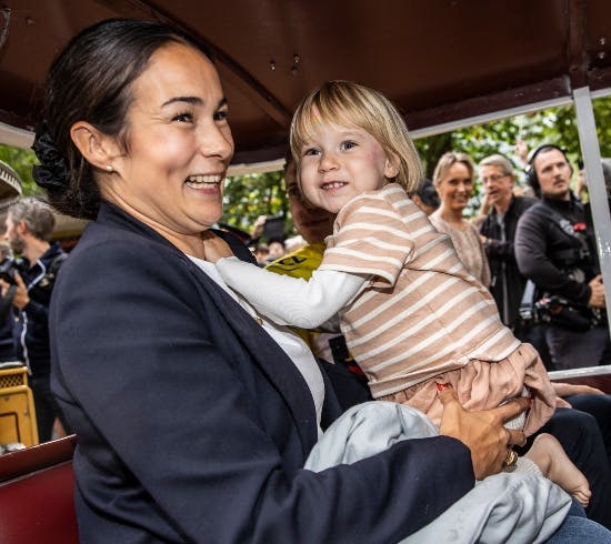 Jonas Vingegaard kone, Trine Marie Hansen, med datteren Frida.