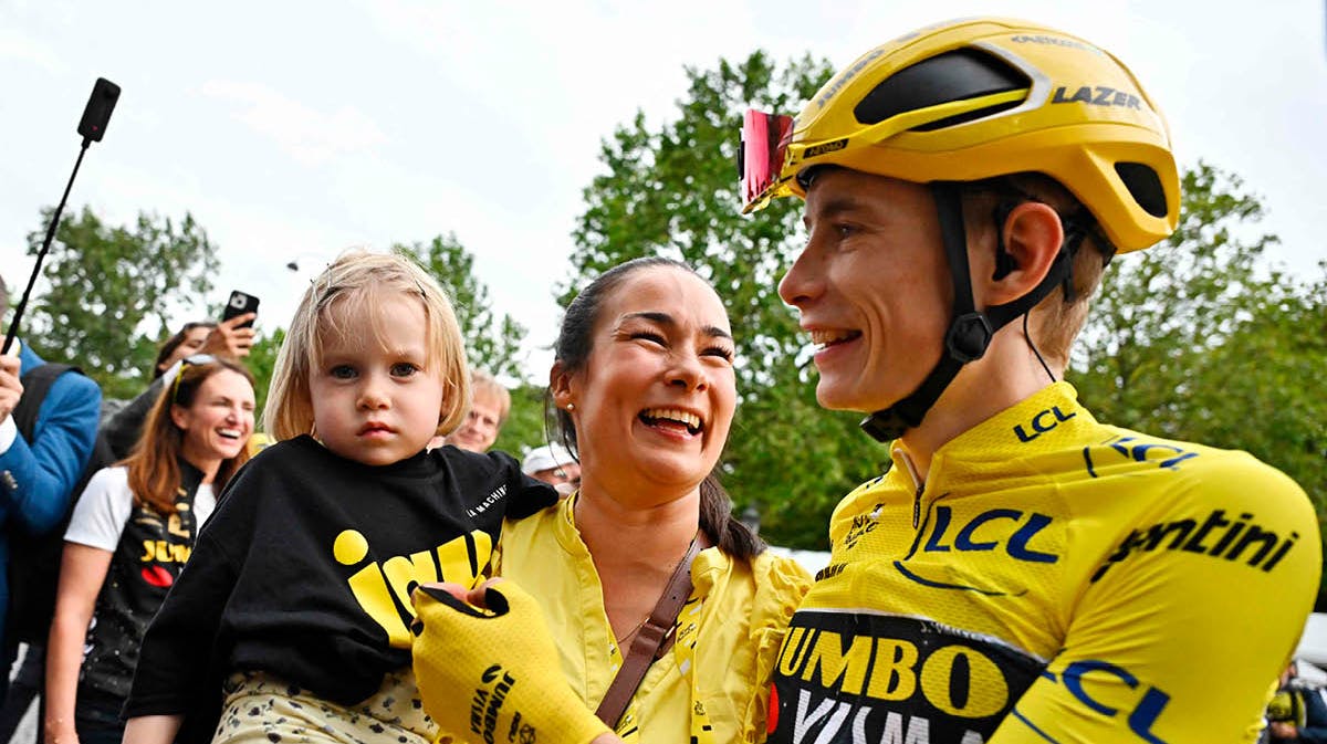 Jonas Vingegaard med Trine og Frida.