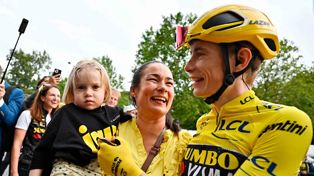 Jonas Vingegaard med Trine og Frida.