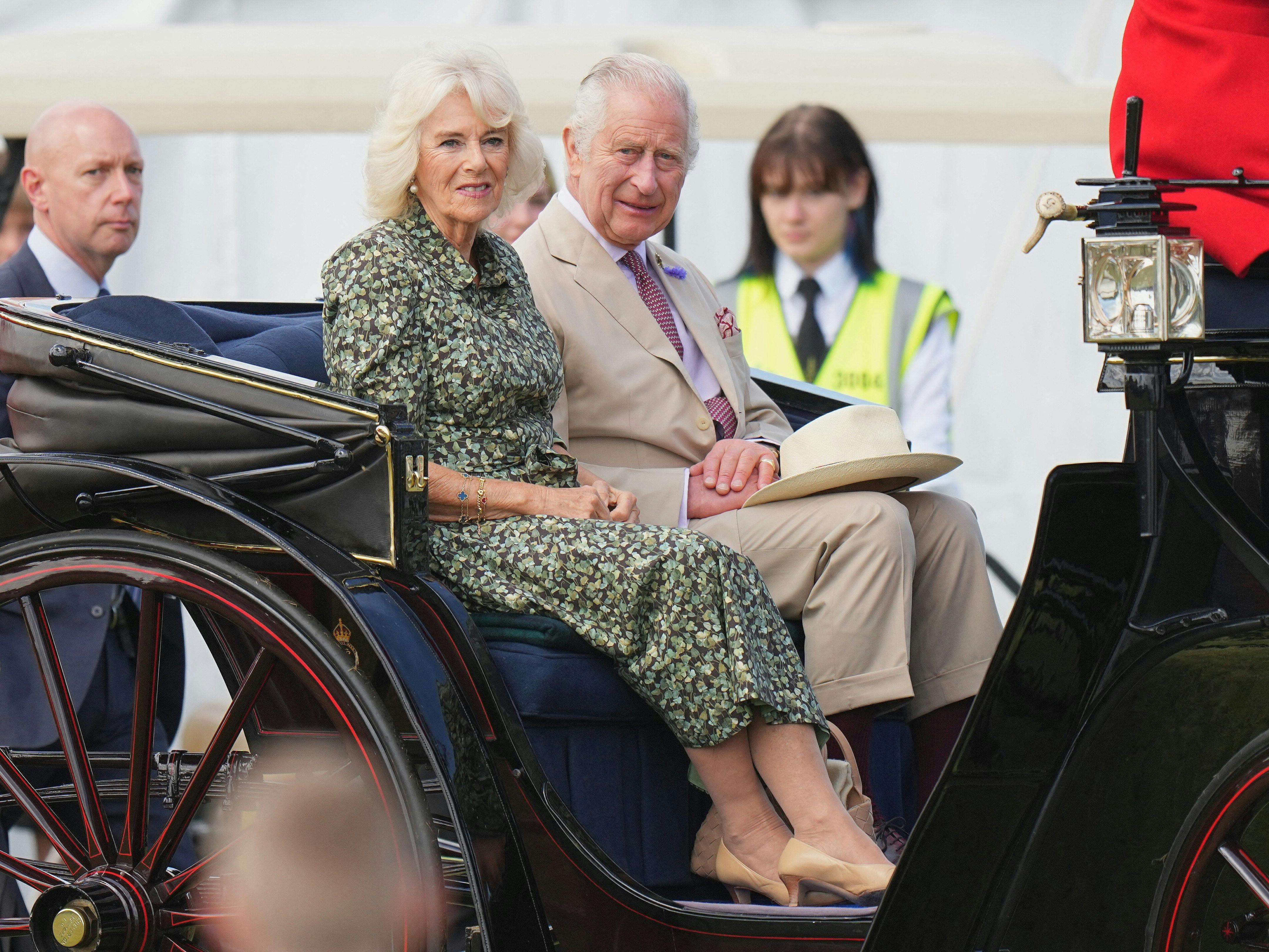 Kong Charles og dronning Camilla til Sandringham blomster-show