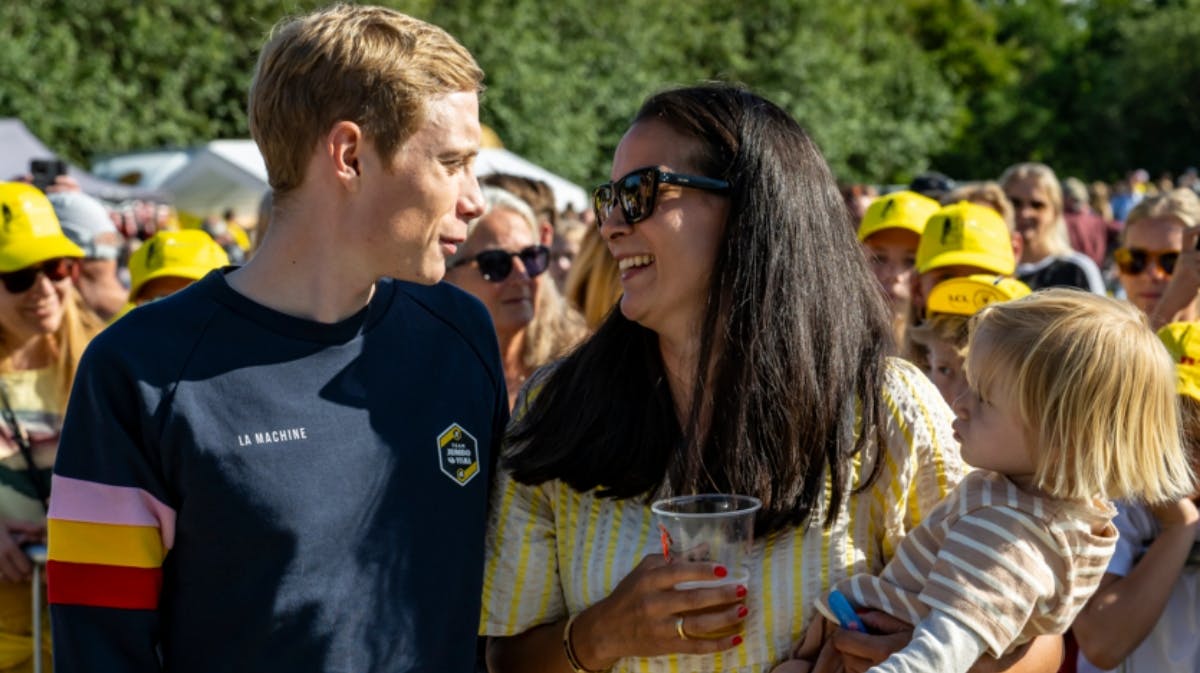 Jonas Vingegaard med Trine og Frida. 