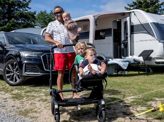 Dennis Knudsen med sine tre børn.