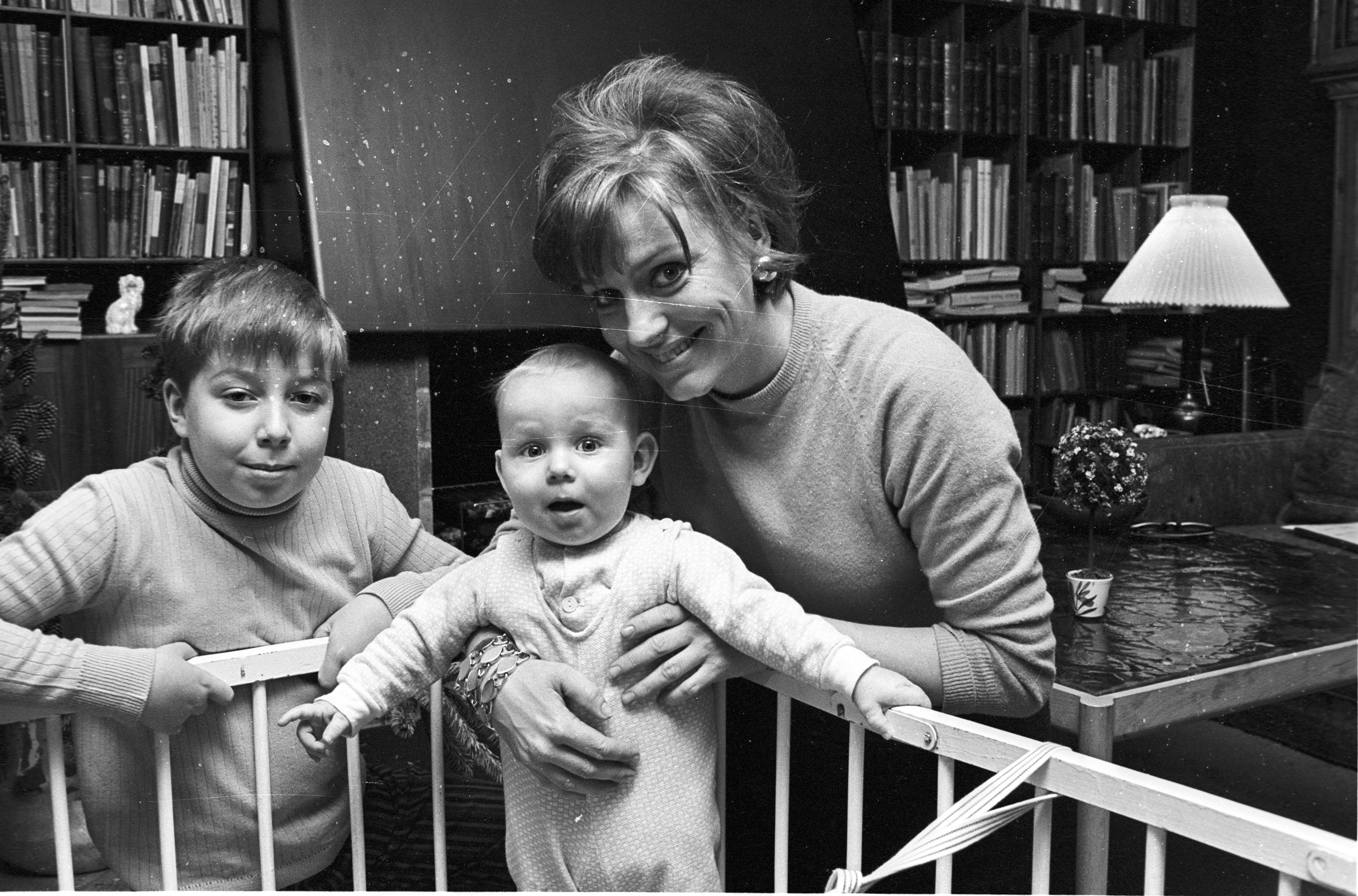 Birgitte Price med sønnerne James og Adam.