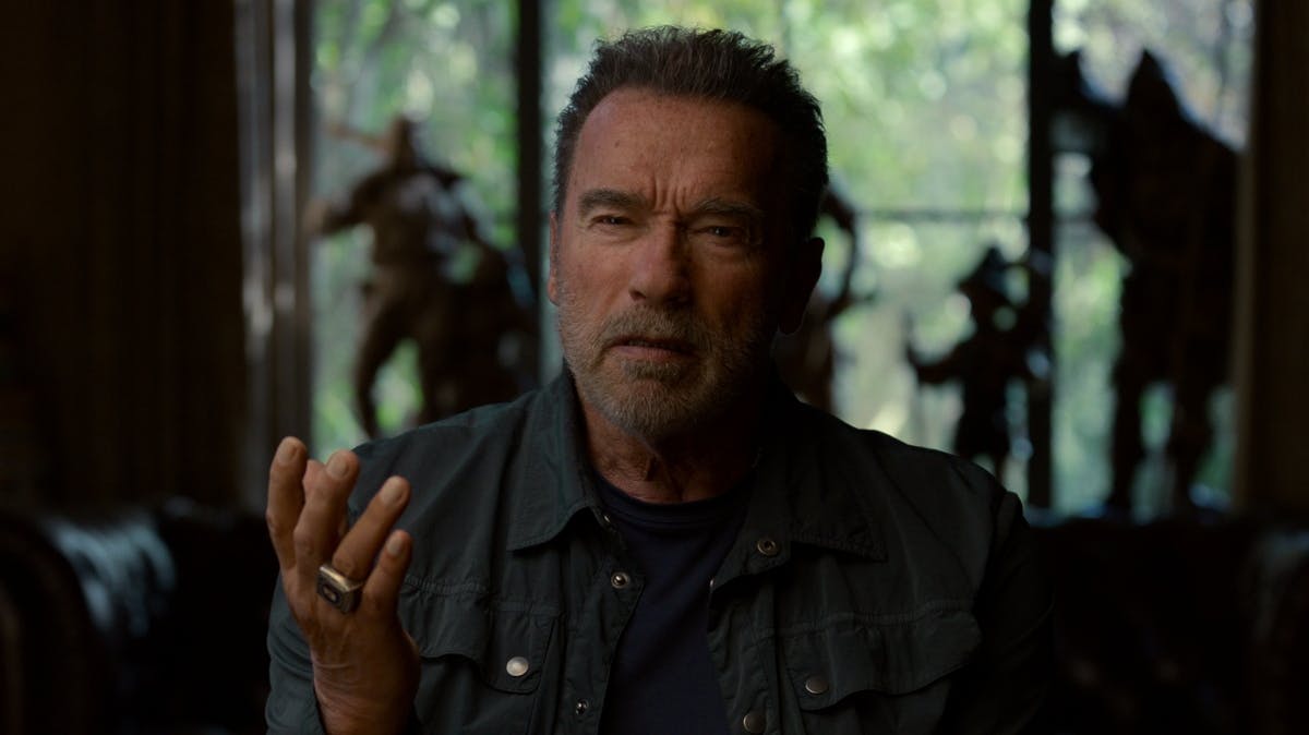 Arnold Schwarzenegger i sit hjem.
