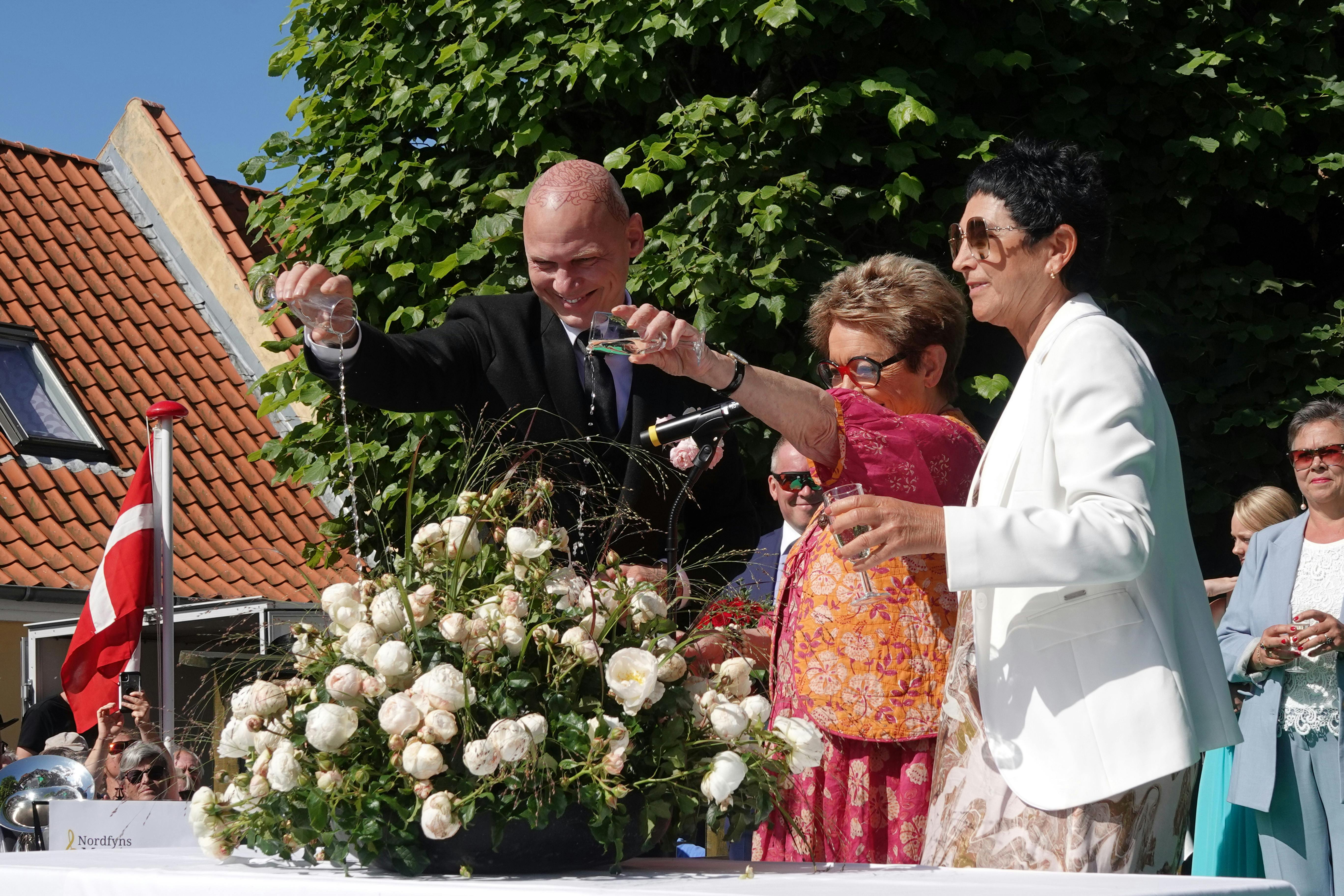 Jim Lyngvild og Ghita Nørby med Rosa Eskelund fra Forever Roses, som har forædlet rosen "Royal Viking".                         