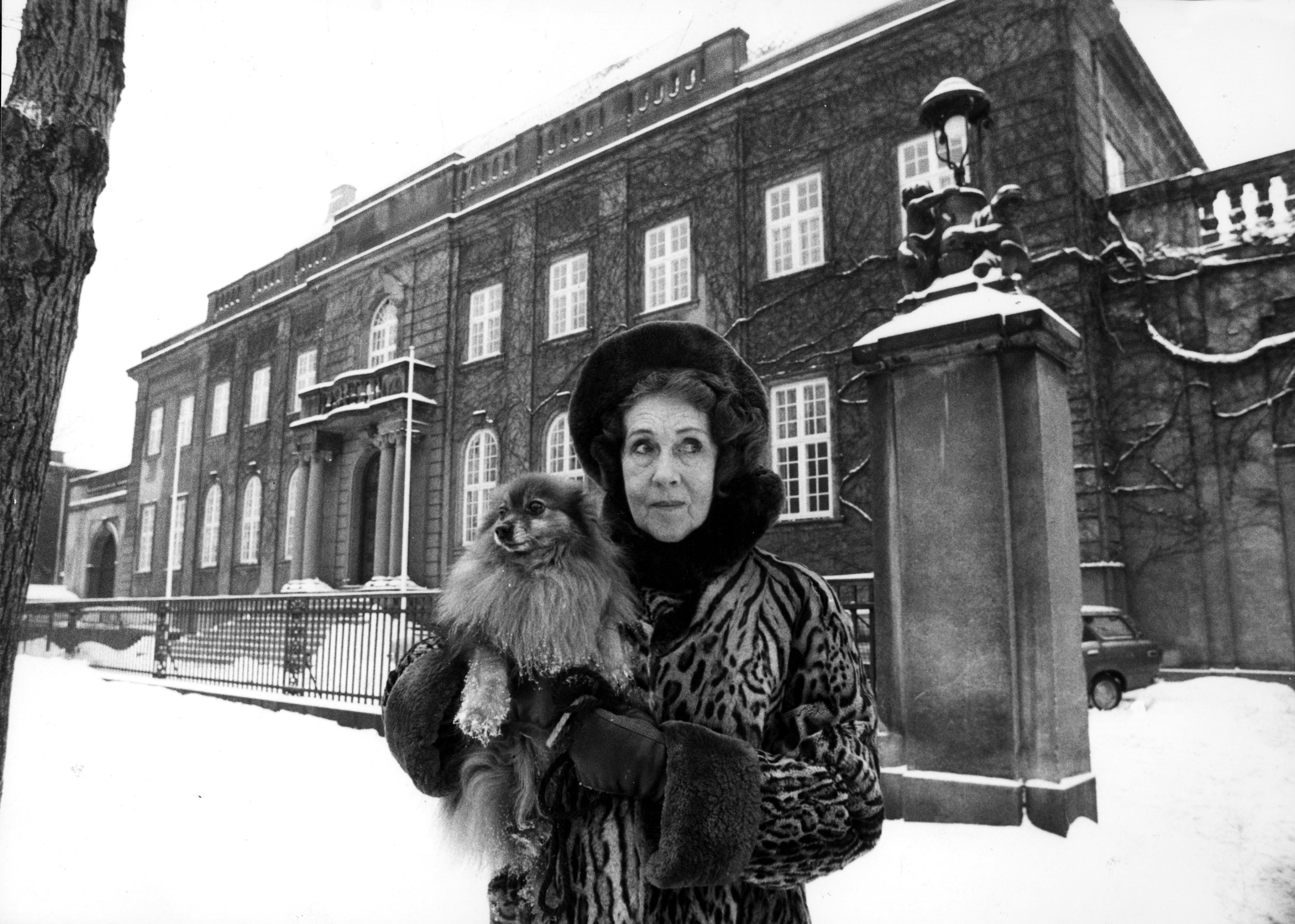 Erna Hamilton fotograferet foran "Lille Amalienborg" på Dag Hammarskjolds Alle. // Bogen Quinder og Mænd, side 117.