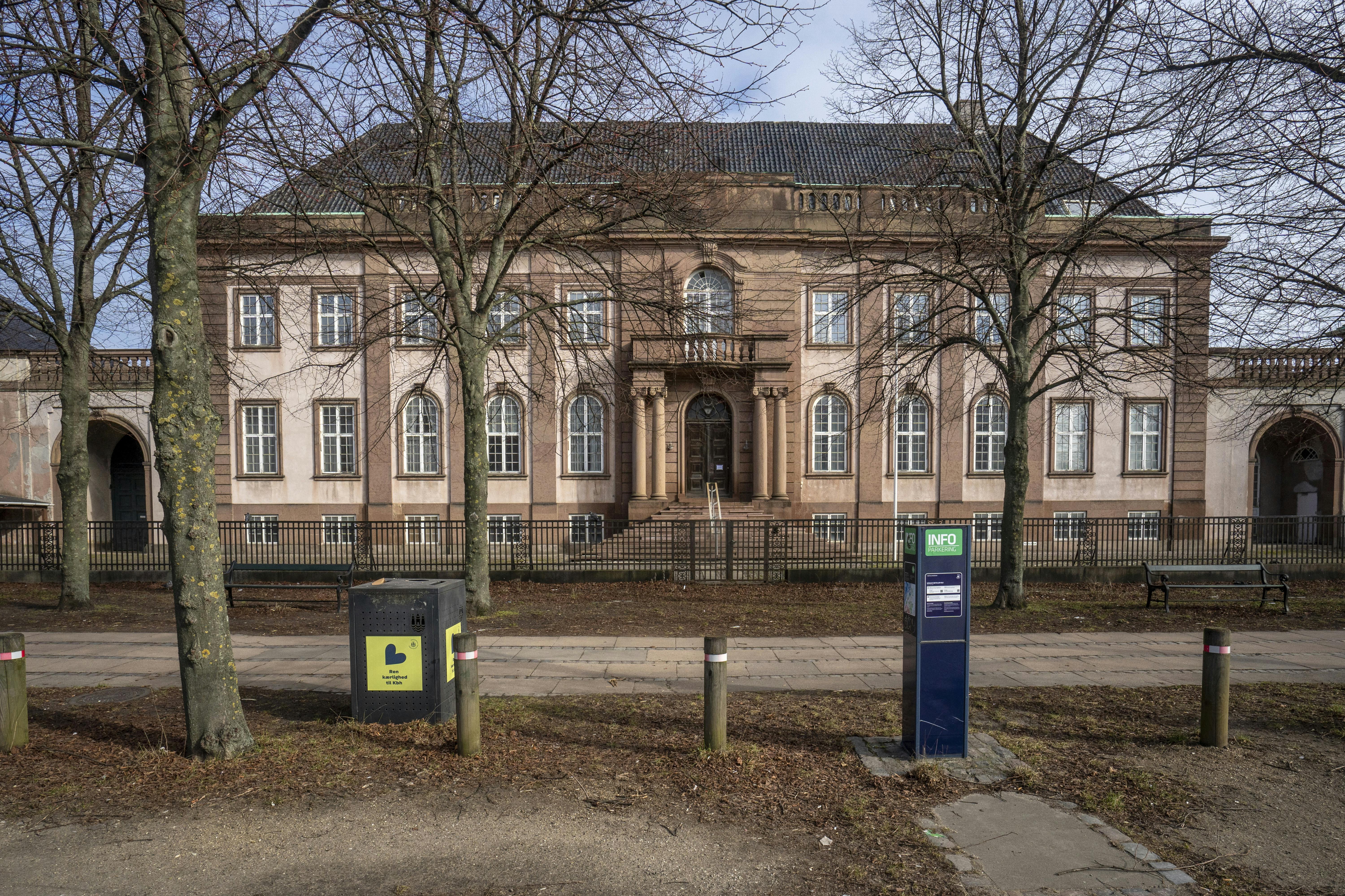 Lille Amalienborg på Dag Hammarskjölds Alle 28, nu ejet at Tyrkiet, står og forfalder.