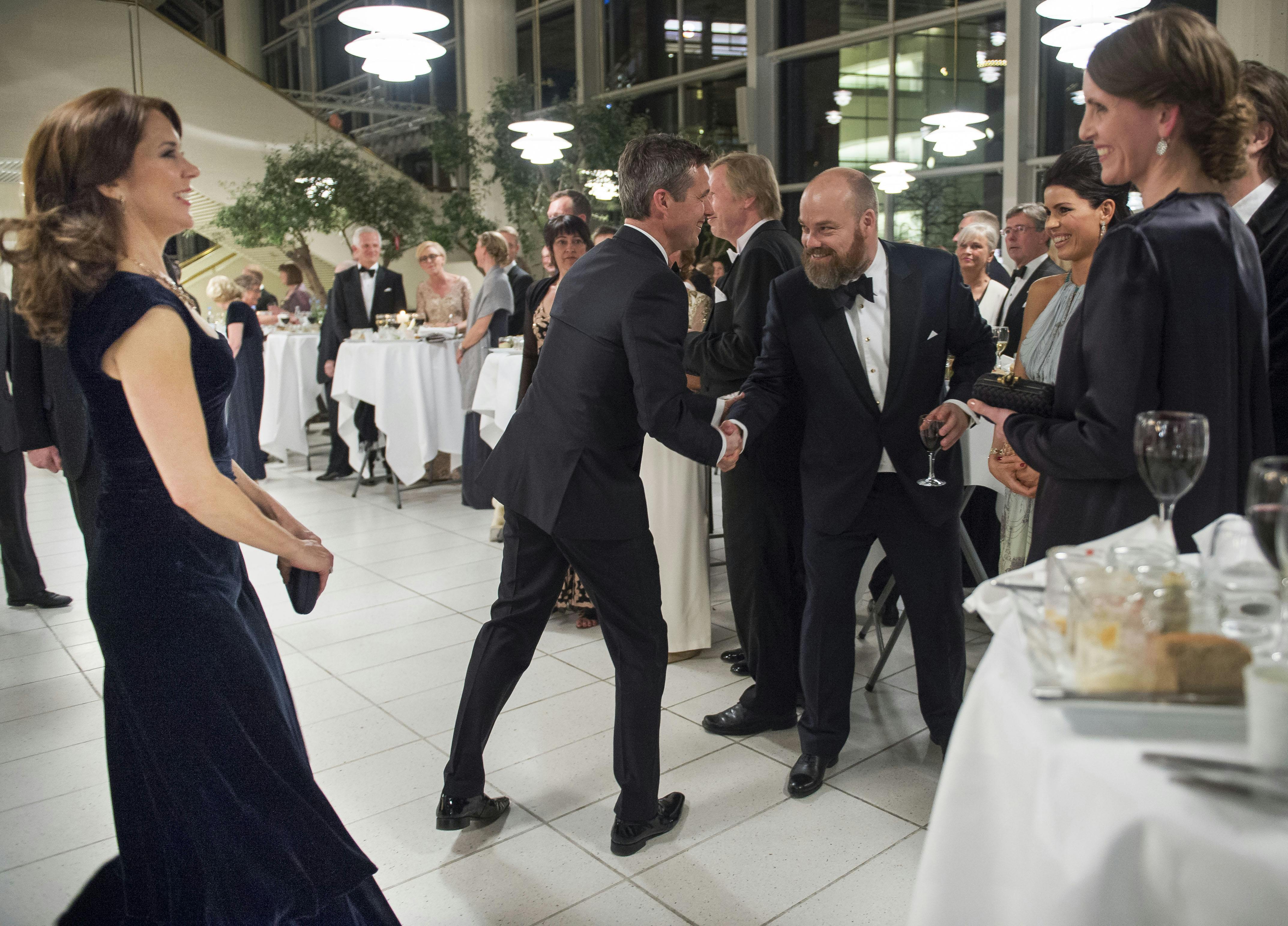 Dronning Margrethe hyldes i Aarhus i anledning af hendes forestående 75-års fødselsdag. TV2 afholder fødselsdagsshow for dronningen i Musikhuset. Kronprinsparret. Kronprinsen får pludselig øje på bekendt, som han hilser varmt på. 