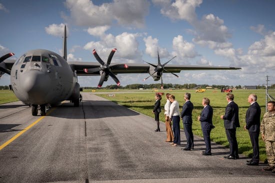 Kronprinsesse Mary og regeringen modtager Ukraines præsidentpar på landingsbanen i Skrydstrup