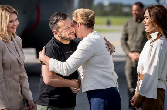 Kronprinsesse Mary og regeringen modtager Ukraines præsidentpar på landingsbanen i Skrydstrup