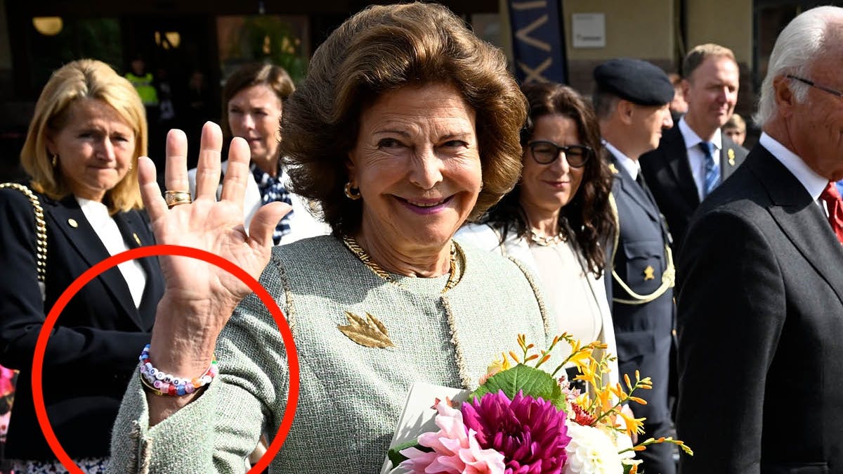 Dronning Silvia bar en kærlighedserklæring om håndleddet. 