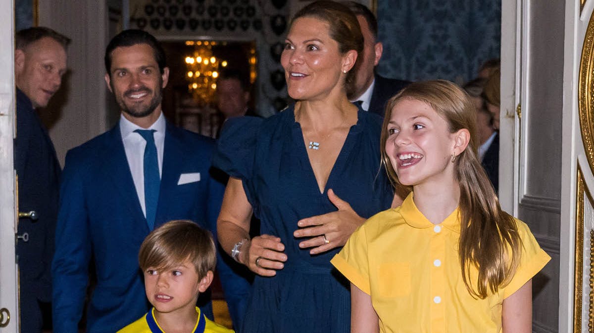 Kronprinsesse Victoria, prinsesse Estelle, prins Oscar og prins Carl Philip tog imod de svenske fodboldstjerner på slottet. 