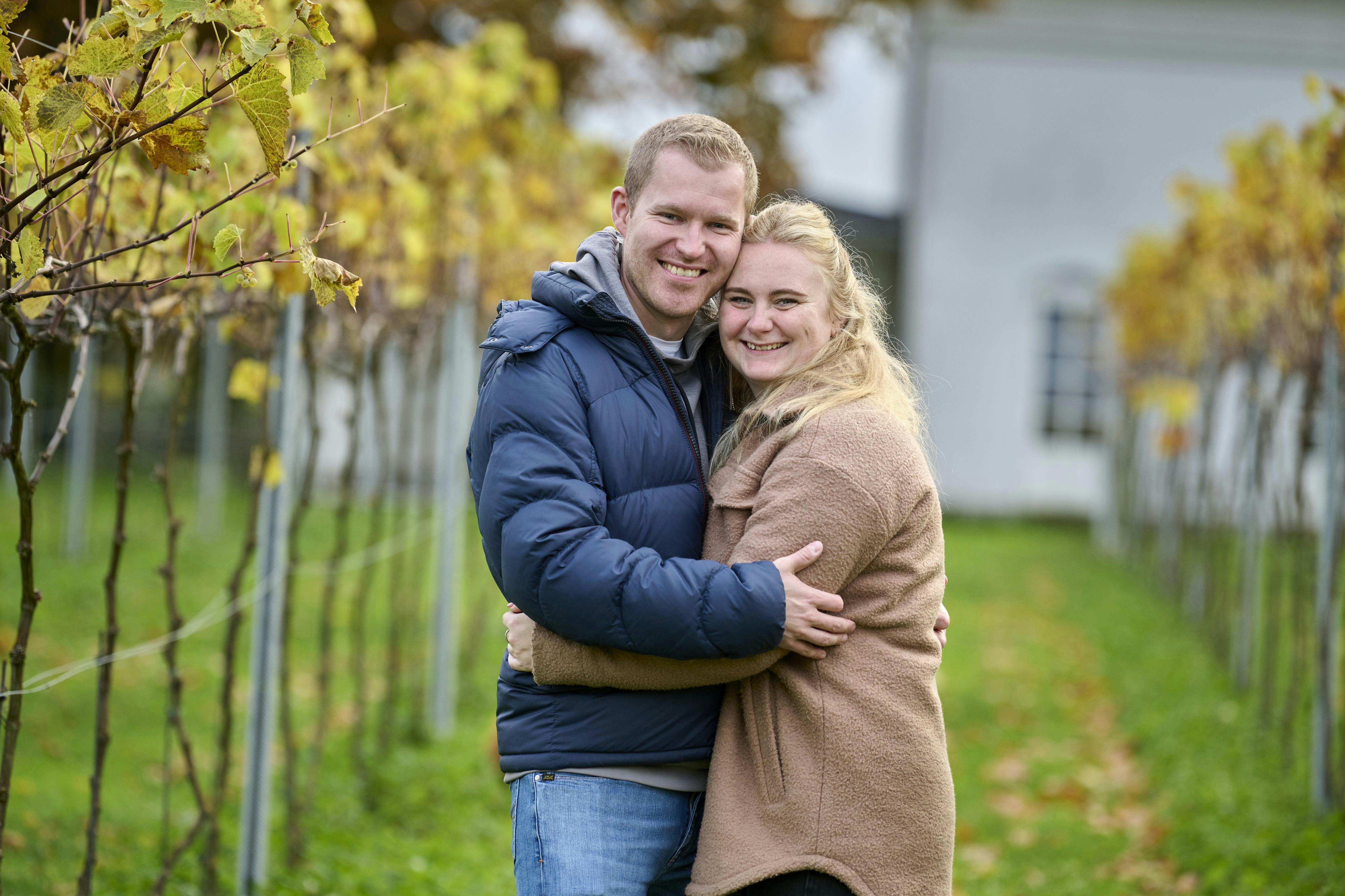 Opgavebeskrivelse: Interview med Claus og Nicoline fra Landmand søger kærlighedSted: HaslevFotograf: Lars H.LaursenJournalist: Laura Dalgård HansenOptagelsedato: 2022.10.25