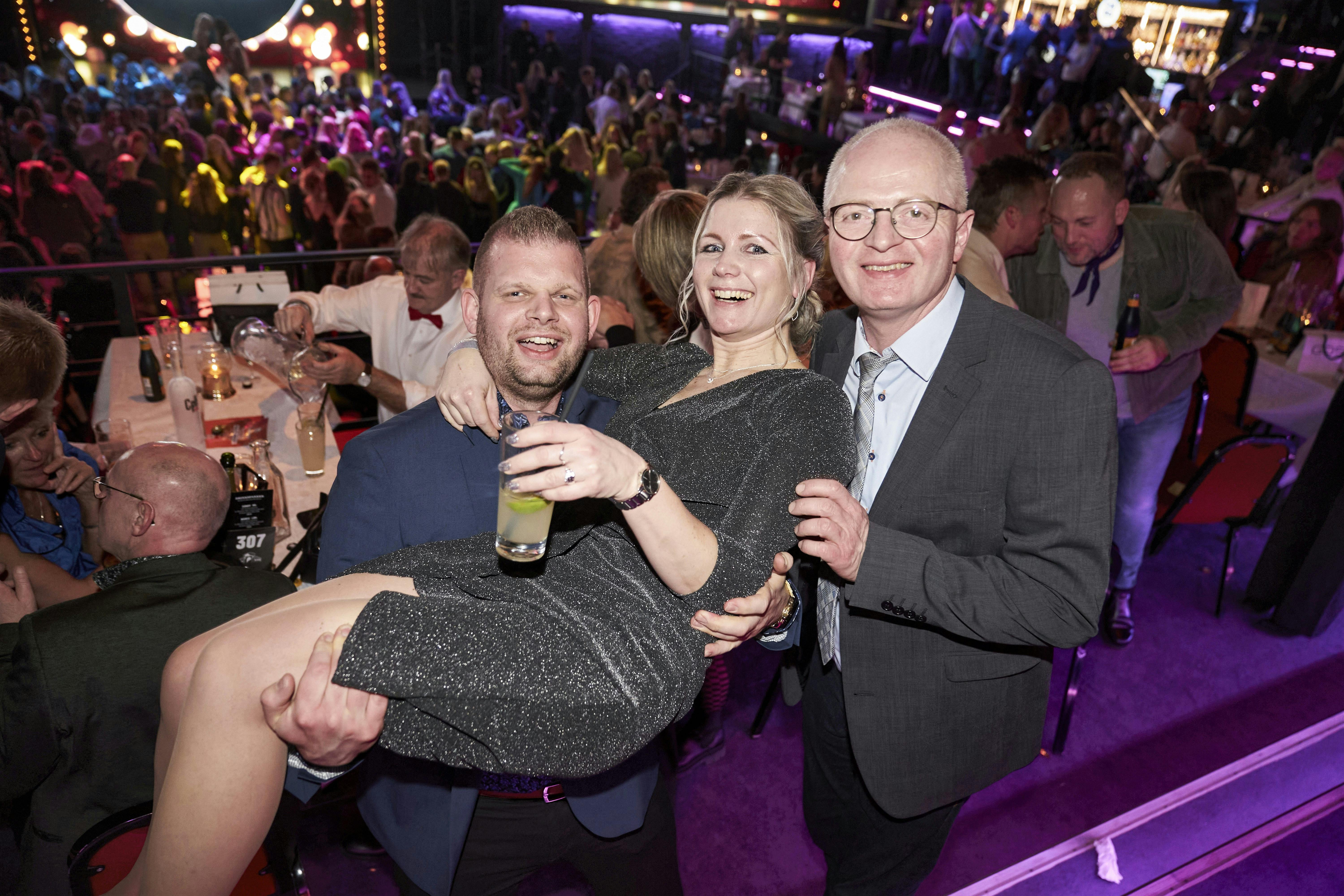 Navne: Reality Awards 2023Sted: Cirkusbygningen, Jernbanegade 8, 1608 København VTidspunkt: 18. januar fra omkring klokken16Skal der sendes straks billeder: jaØnske om video: ja live-videoLive video: Elena Hybel Colding og Kaspar WenstrupJournalister: Nicklas Lagerstorf, Signe Fage, Majken Munk og Laura Dalgård HansenFotograf: Søren Jul Lamberth