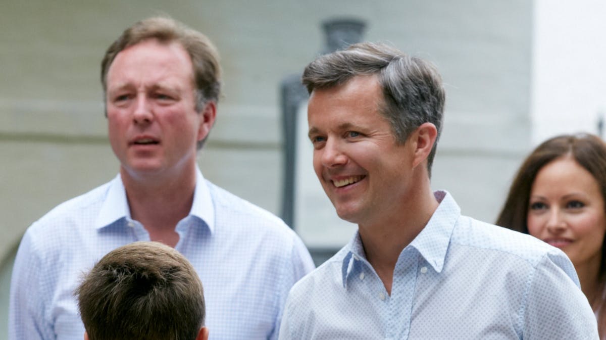 Kronprins Frederik og prins Gustav under en ferie på Gråsten Slot. 