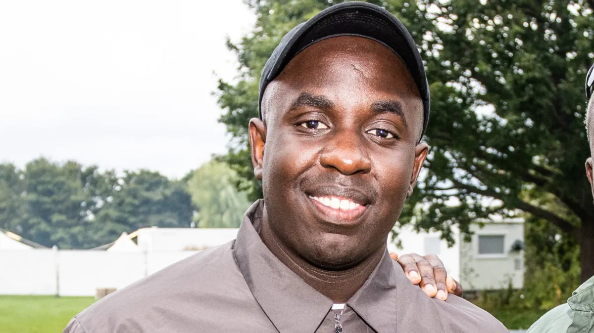 Melvin Kakooza springer ud i noget helt nyt med tre kendte makkere ...