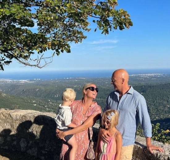 Cecilie Hother og Thomas Honoré med børnene Ellionor og Aksel.