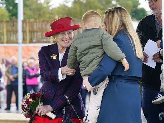 Dronning Margrethe hilser på lille Svend