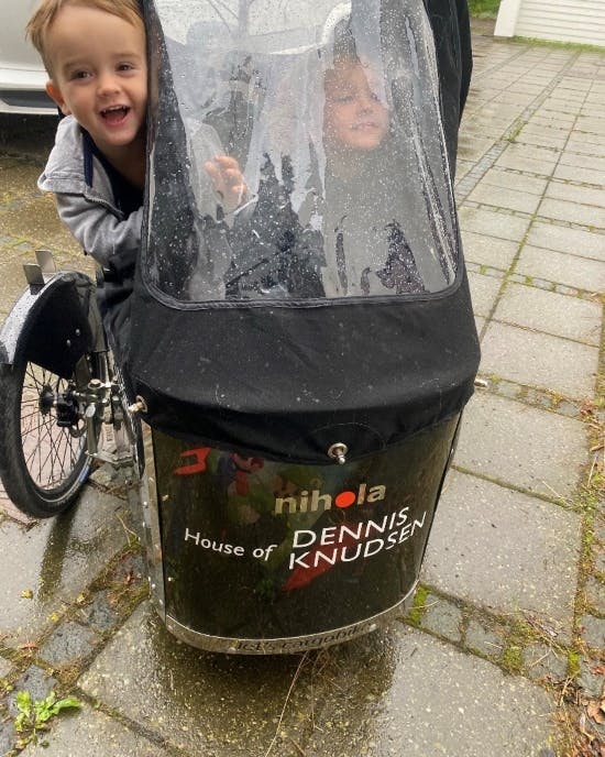 Noah og Lucas i Nihola-cykel.