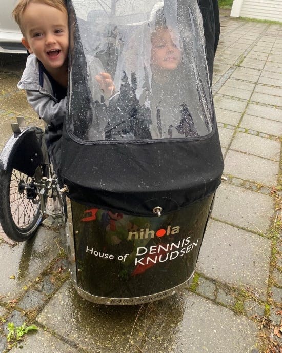 Noah og Lucas i Nihola-cykel. 