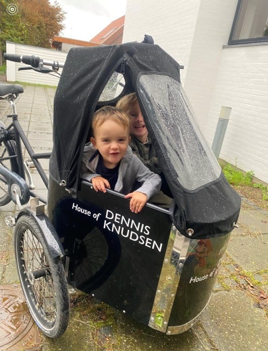 Noah og Lucas i Nihola-cykel. 