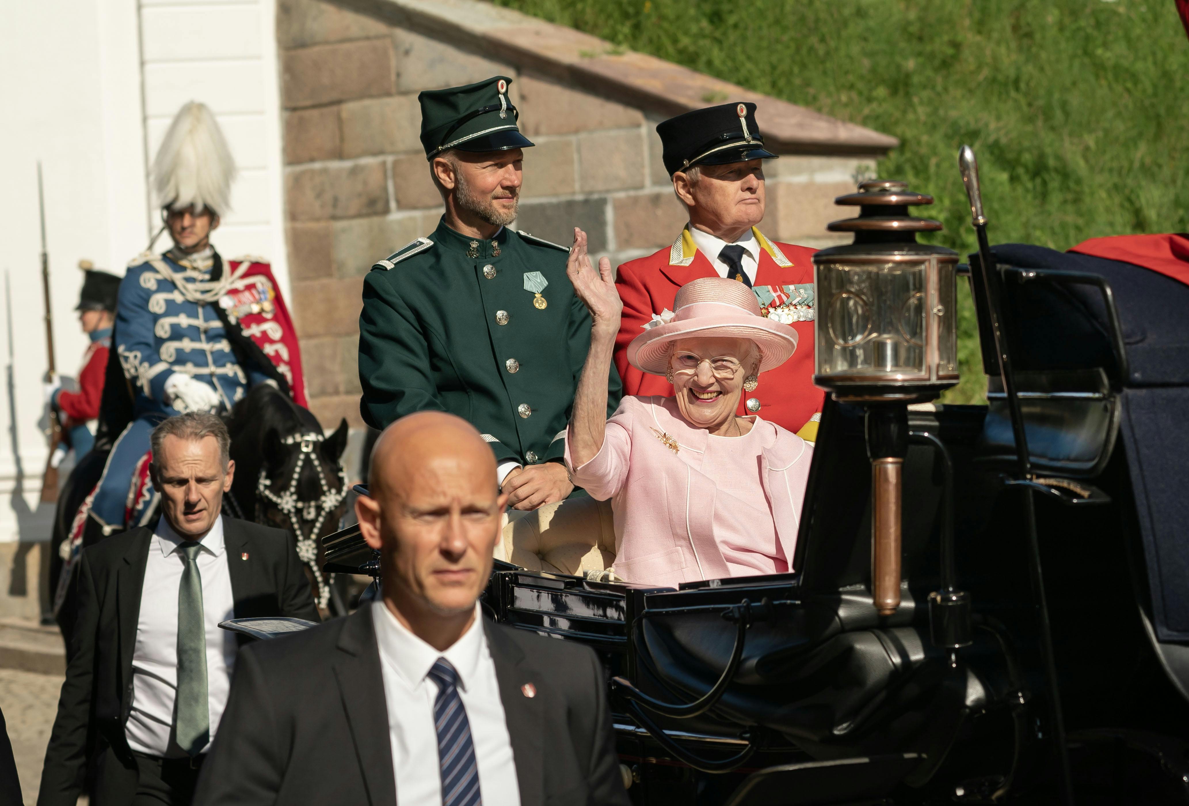 OPGAVE: Dronning Margrethe på sensommertogt i Fredericia. Her karetkørsel gennem byen og her foran statuen LandsoldatenSTED: FredericiaJOURNALIST: Ulrik UlriksenFOTOGRAF: Hanne JuulDATO: 20230831