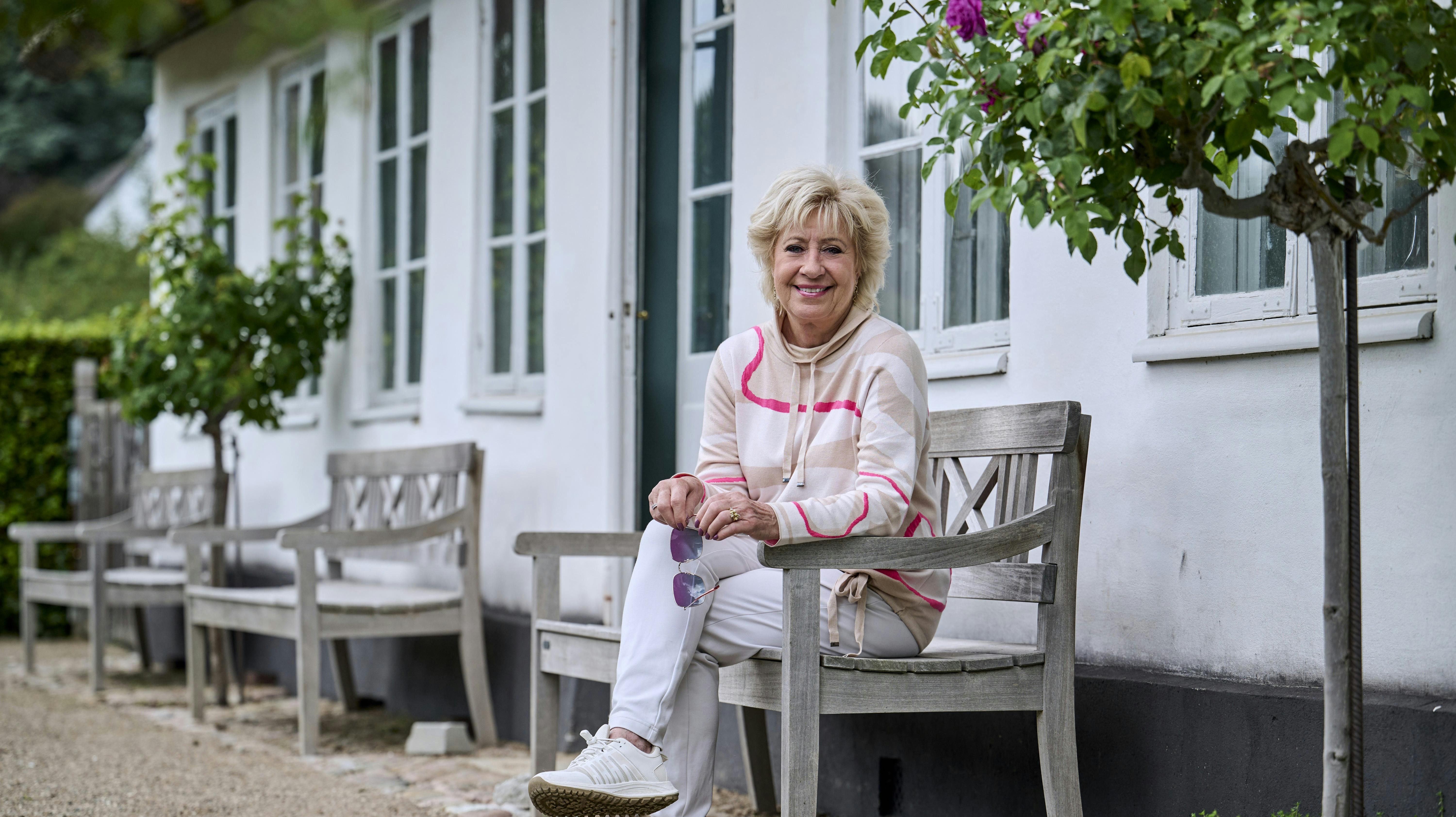 Opgavebeskrivelse: Birthe Kjær 75 års fødselsdags interviewSted: Dronning Louises Tehus, GentofteFotograf: Lars H. LaursenJournalist: John LautrupOptagelsedato: 2023.08.16
