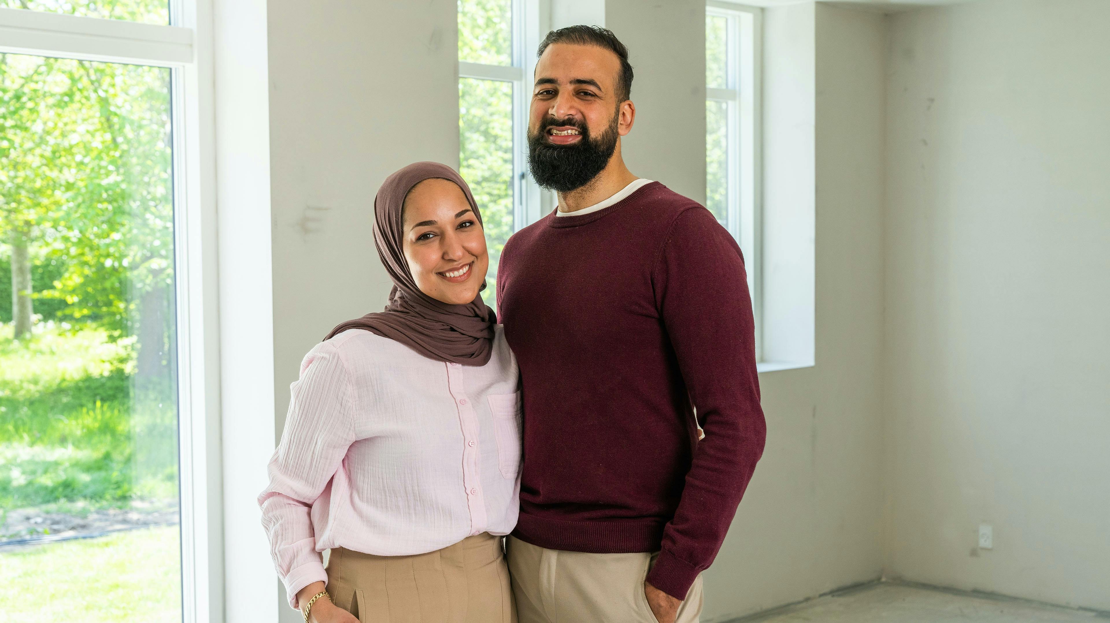 Nibras og Obaid i rødt hus