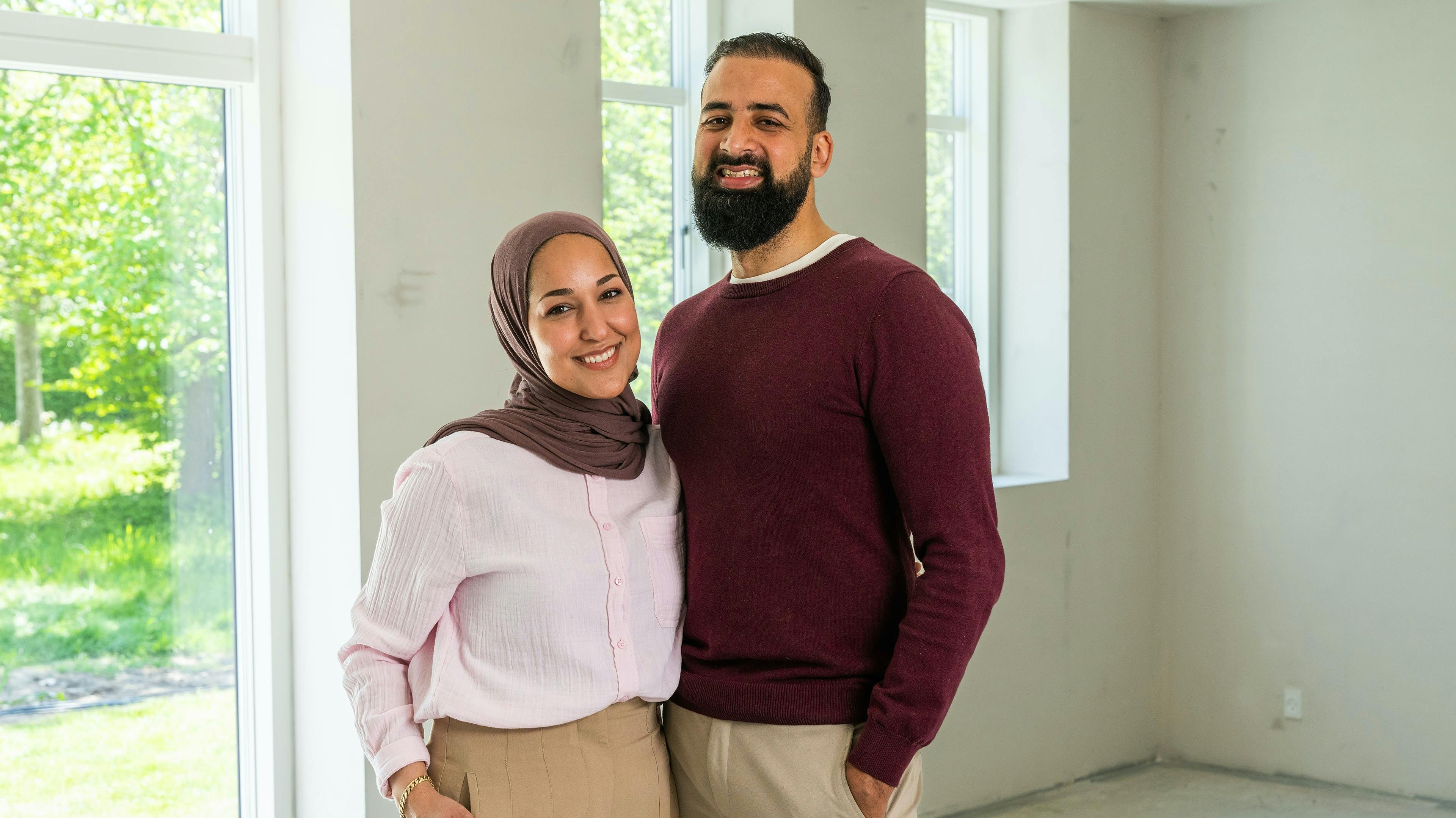 Nibras og Obaid i rødt hus