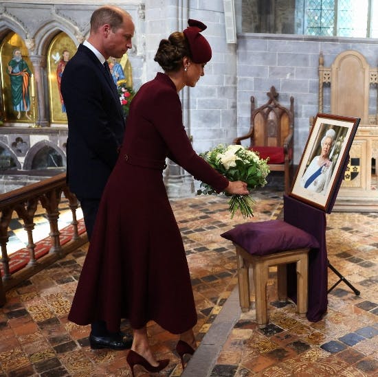 Prins William og prinssse Kate lægger blomster ved mindehøjtidelighed.