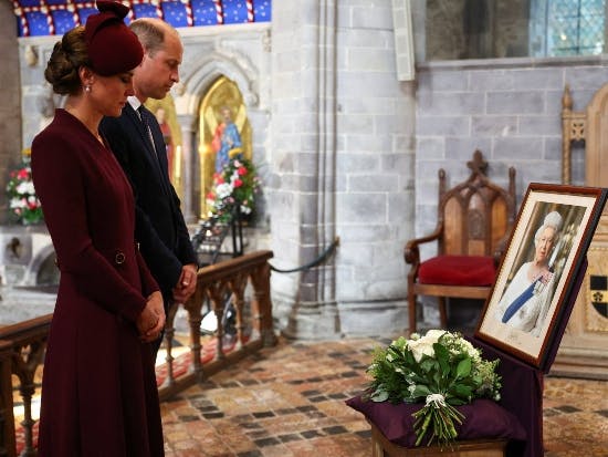 William og Kate mindes afdøde dronning Elizabeth.