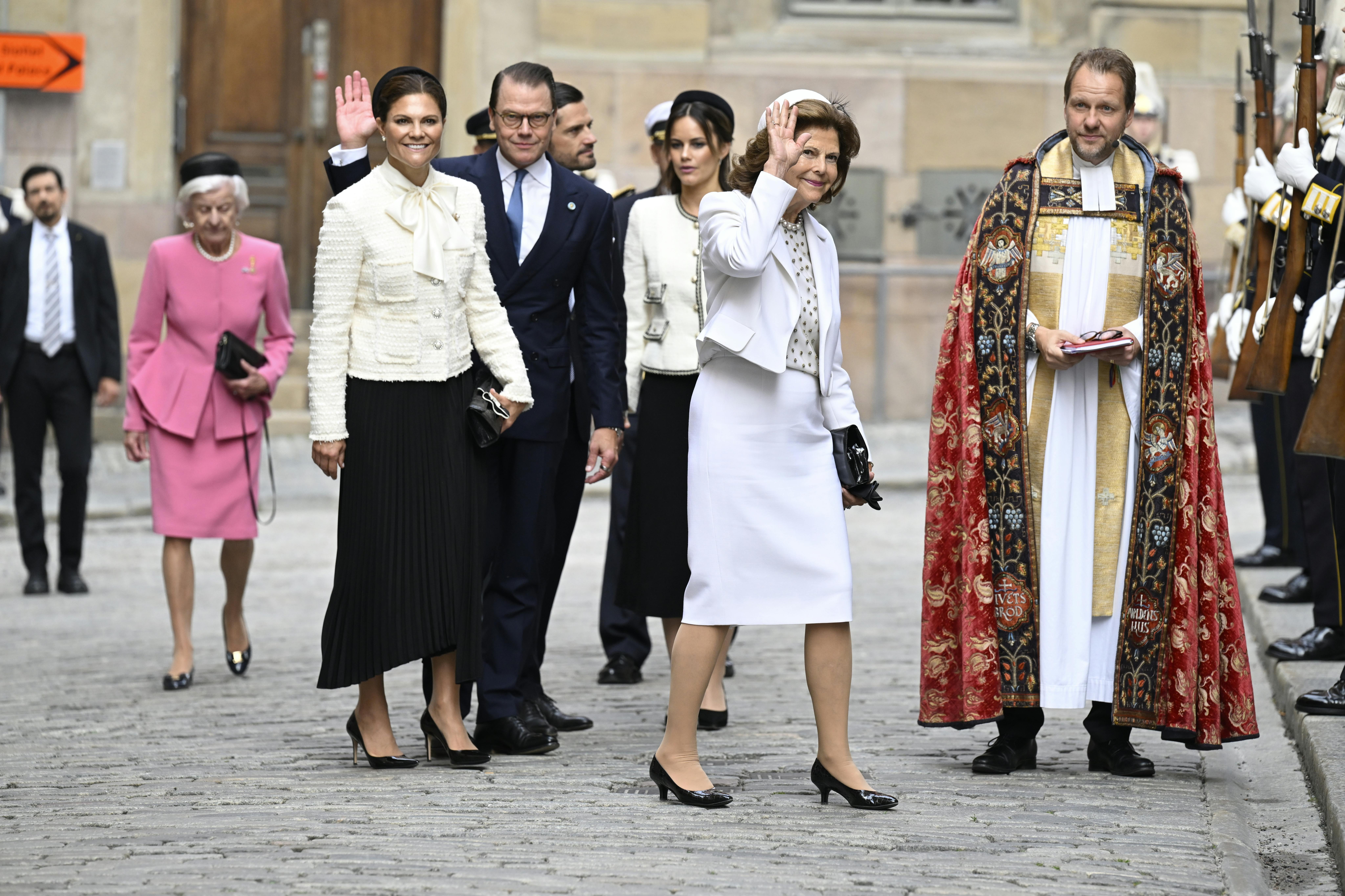 STOCKHOLM 20230912 Drottning Silvia, kronprinsessan Victoria, prins Daniel, prinsessan Sofia och prins Carl Philip anländer till gudstjänsten i Storkyrkan med anledning av riksdagens öppande. Foto: Jessica Gow/ TT / kod 10070. (Foto: 10070 Jessica Gow/TT/Ritzau Scanpix)