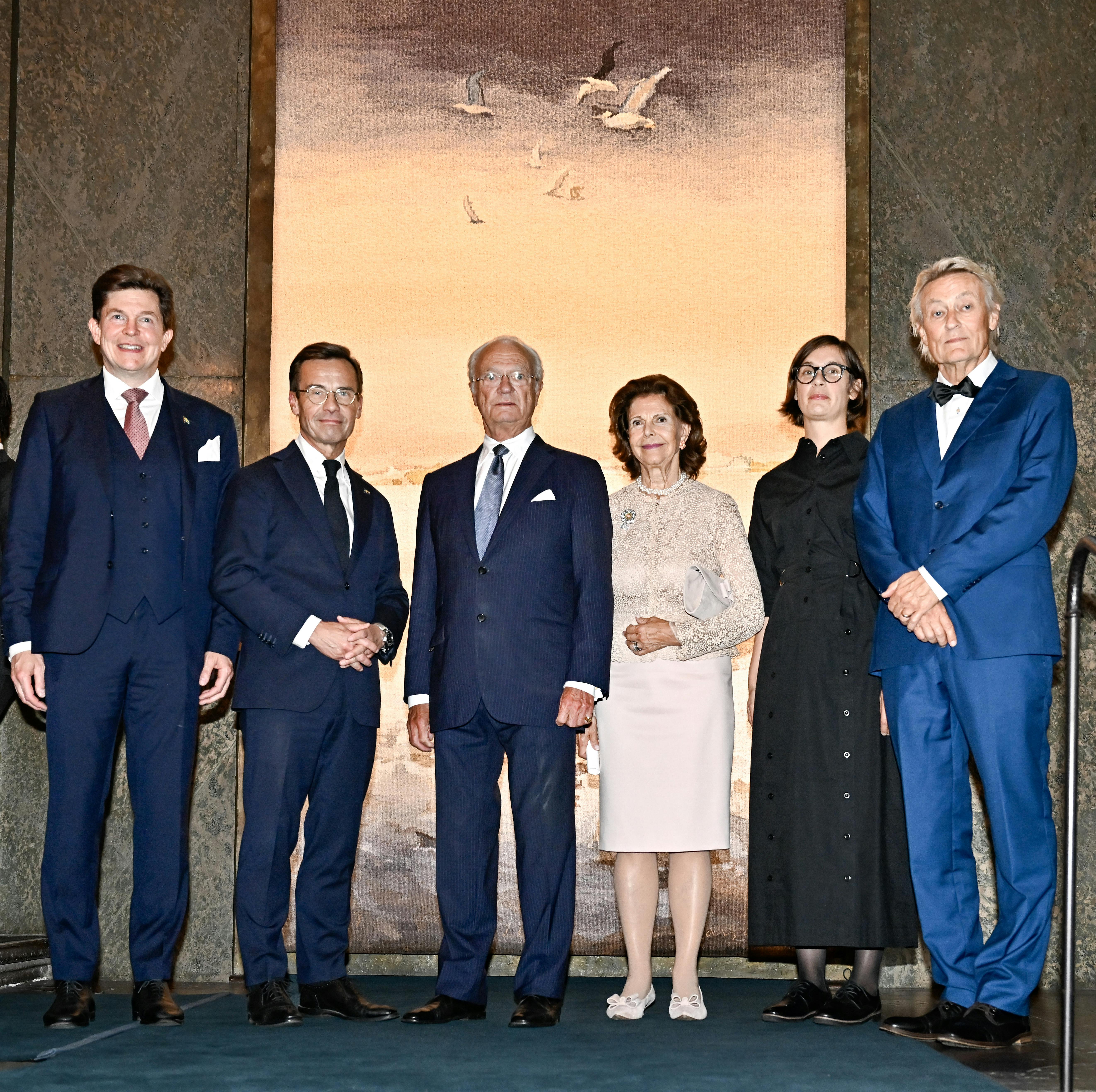 Fra venstre: Talsman Andreas Norlén, statsminister Ulf Kristersson, kong Carl Gustaf, dronning Silvia, kunstlig leder Frida Lindberg samt Lars Lerin.